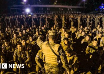 El Salvador: Thousands of troops surround city in gang crackdown