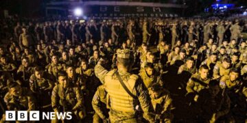 El Salvador: Thousands of troops surround city in gang crackdown