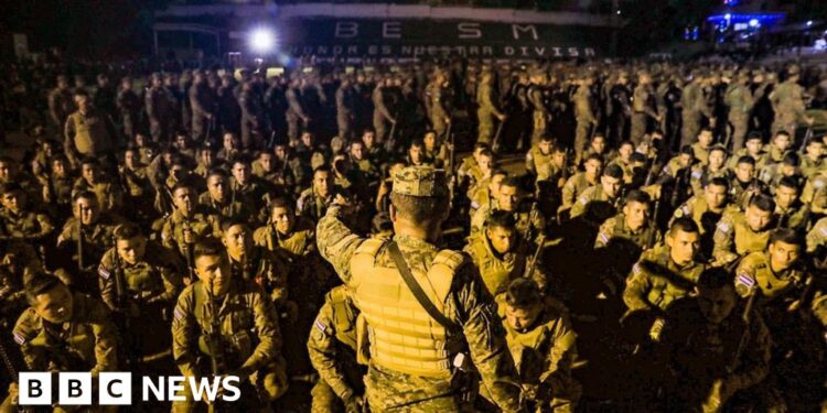 El Salvador: Thousands of troops surround city in gang crackdown